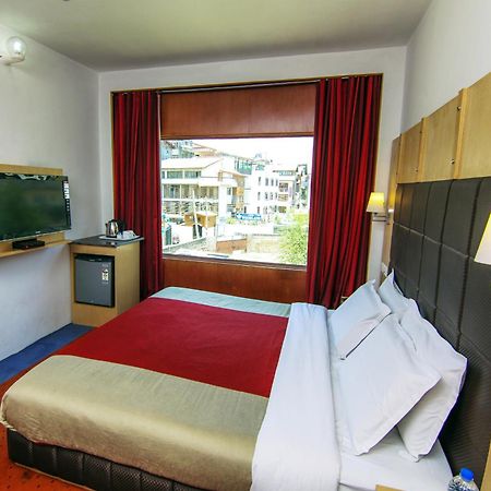 Holiday Plaza Hotel Srinagar  Exterior photo