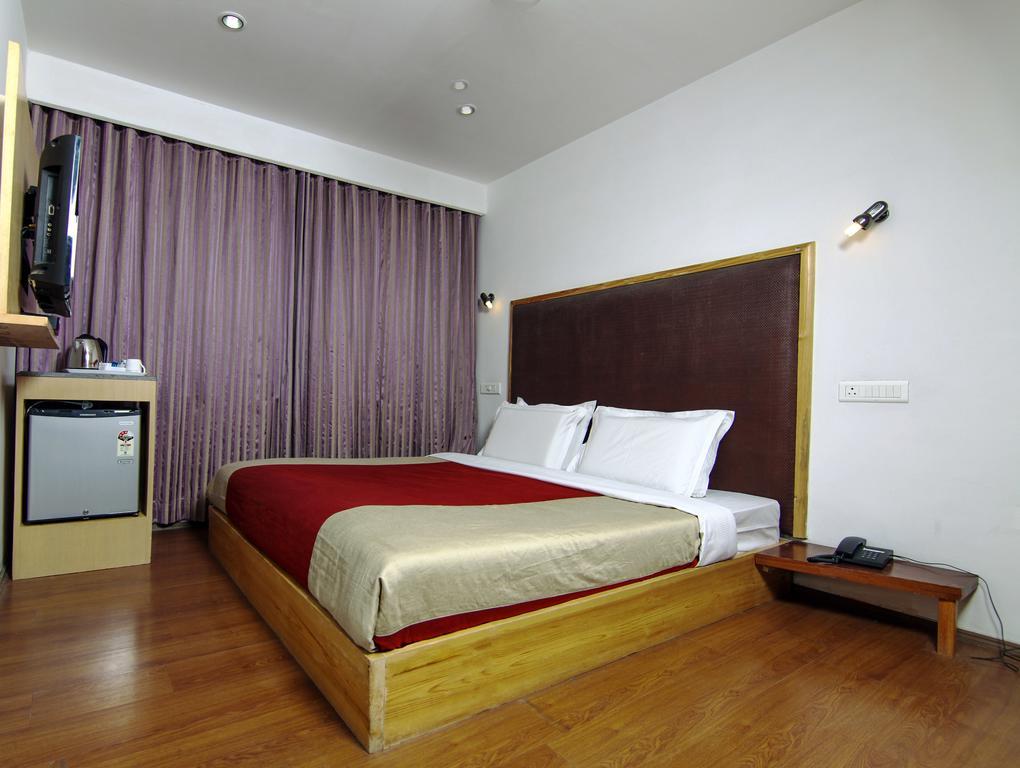 Holiday Plaza Hotel Srinagar  Exterior photo