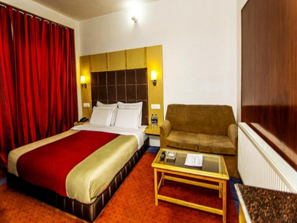 Holiday Plaza Hotel Srinagar  Exterior photo