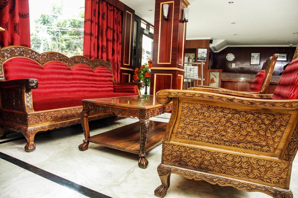 Holiday Plaza Hotel Srinagar  Exterior photo