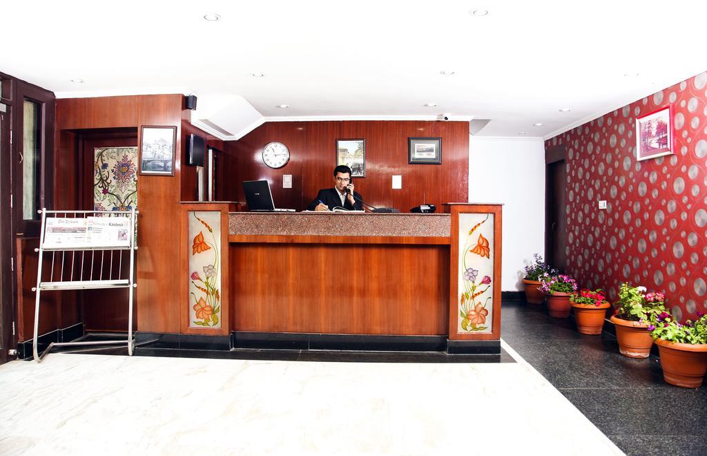 Holiday Plaza Hotel Srinagar  Exterior photo