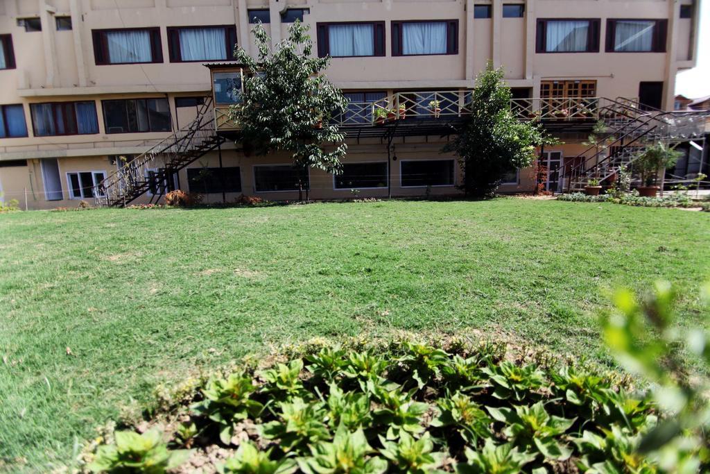 Holiday Plaza Hotel Srinagar  Exterior photo