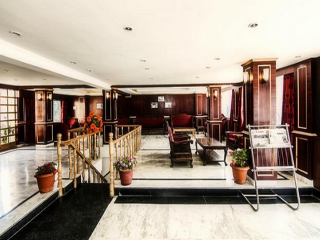 Holiday Plaza Hotel Srinagar  Exterior photo
