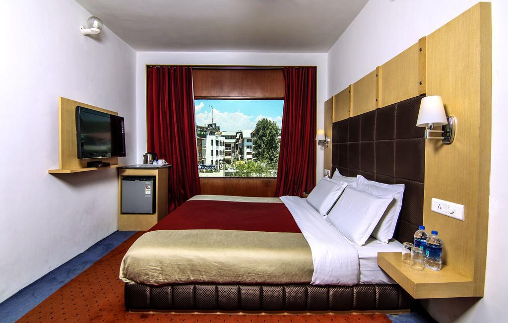 Holiday Plaza Hotel Srinagar  Exterior photo
