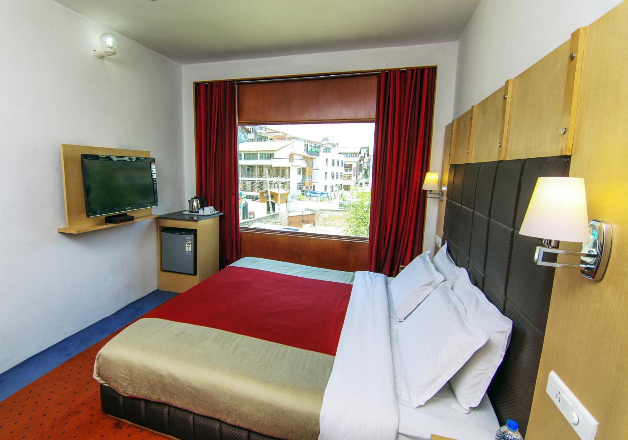 Holiday Plaza Hotel Srinagar  Exterior photo