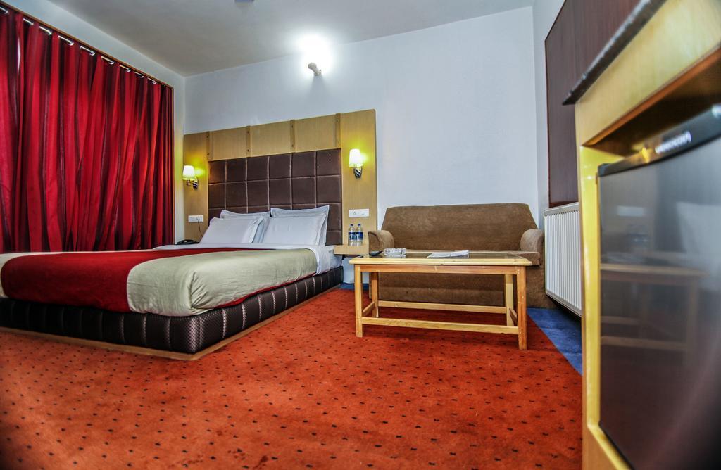Holiday Plaza Hotel Srinagar  Exterior photo