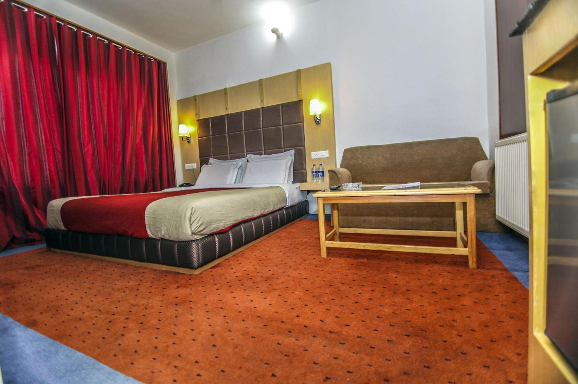 Holiday Plaza Hotel Srinagar  Exterior photo