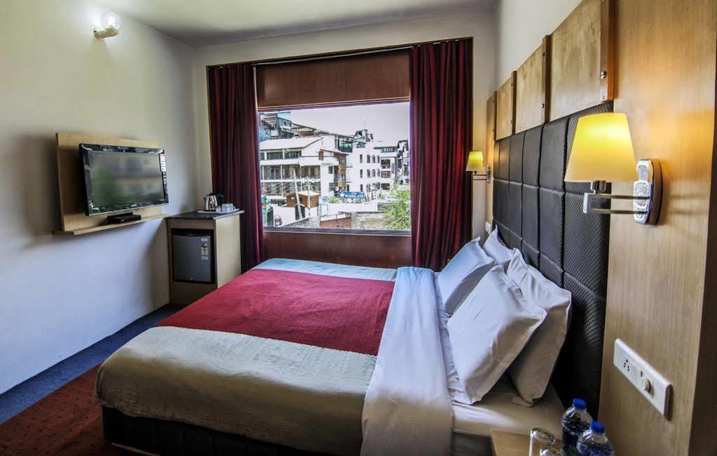 Holiday Plaza Hotel Srinagar  Exterior photo